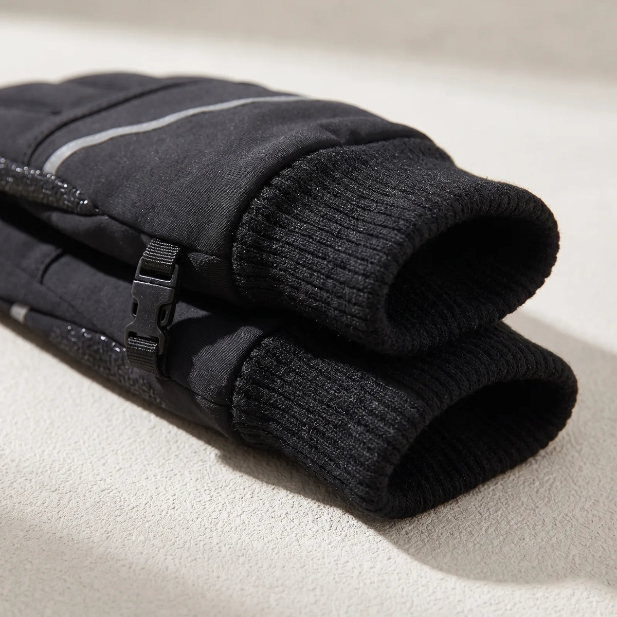 Strickbündchen und Clip am Handgelenk, beide Handschuhe zusammengeklippt
