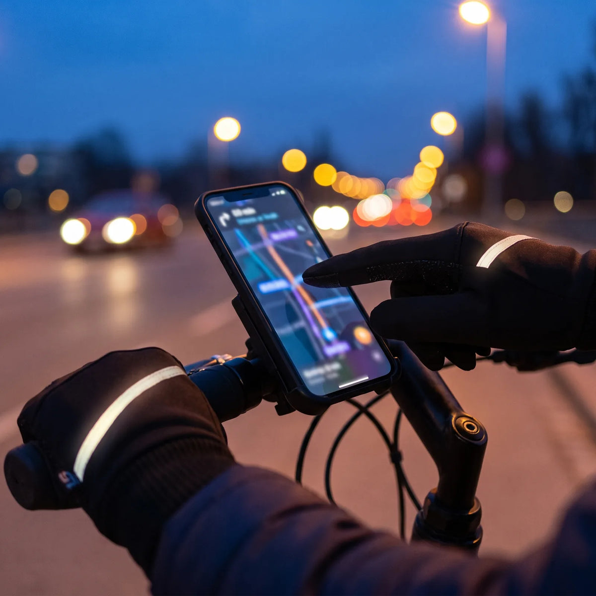 Mit angezogenem Dämmer-Handschuh das Navi am Fahrradlenker bedienen