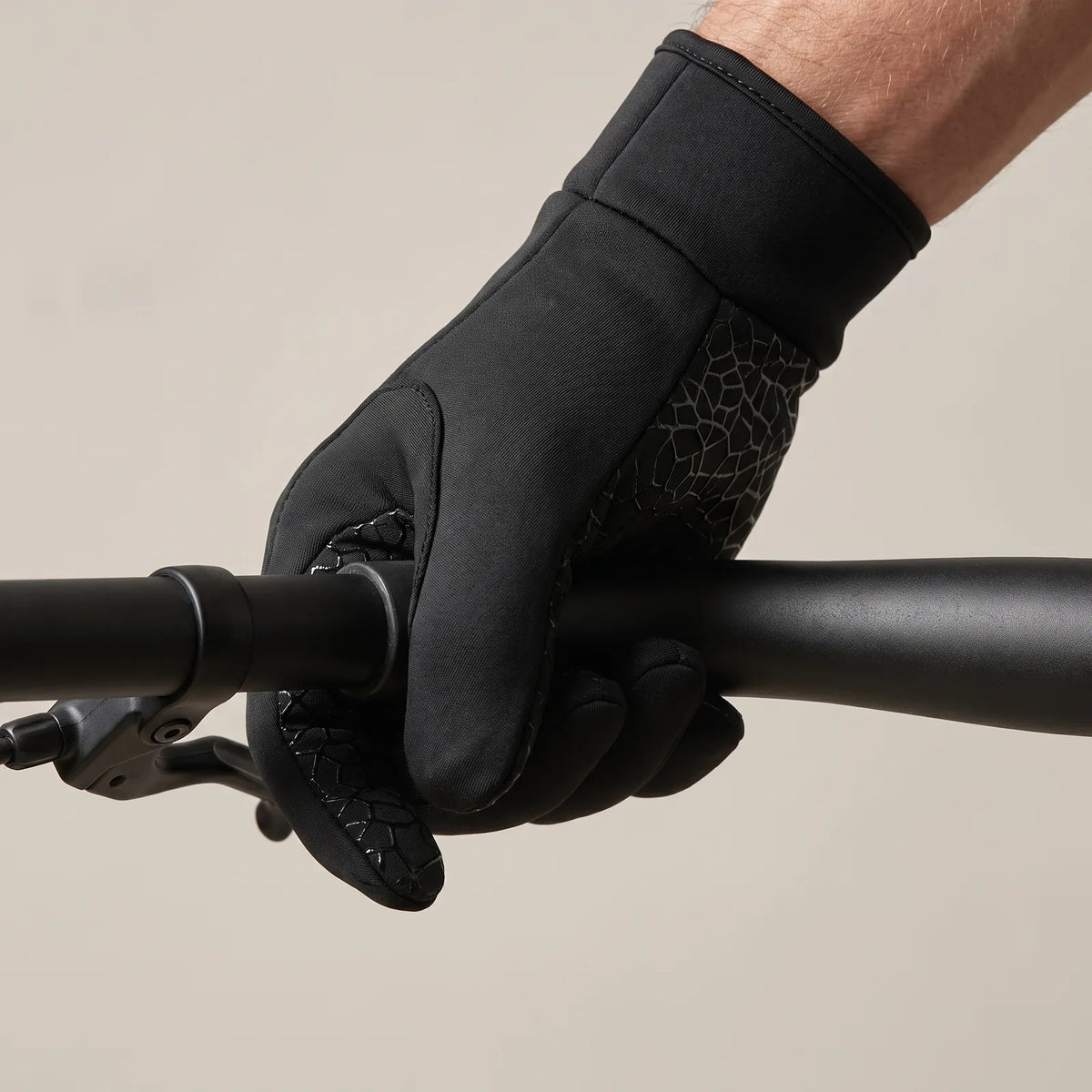 Grip pattern of the glove on the handlebar